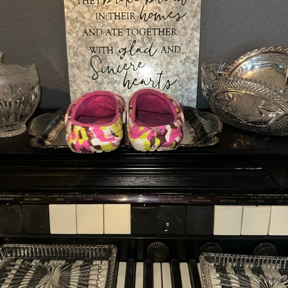 2 Pairs of crocs - Crocs Classic Tie Dye Lined and Yellow Daisy Croc Lined - Picture 7 of 14